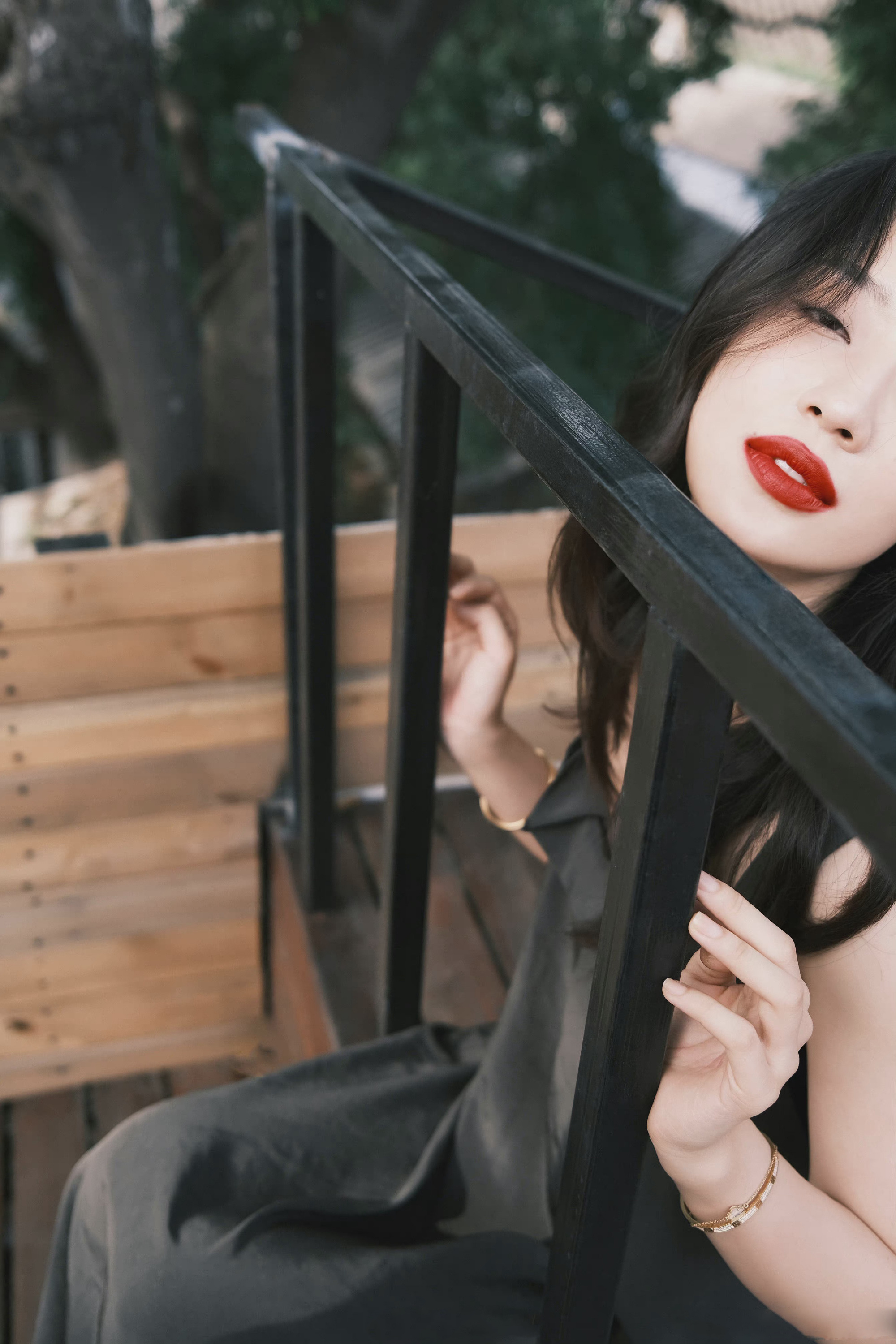 港风美女孙佳雨微博最新写真,复古红唇搭配披肩波浪卷发