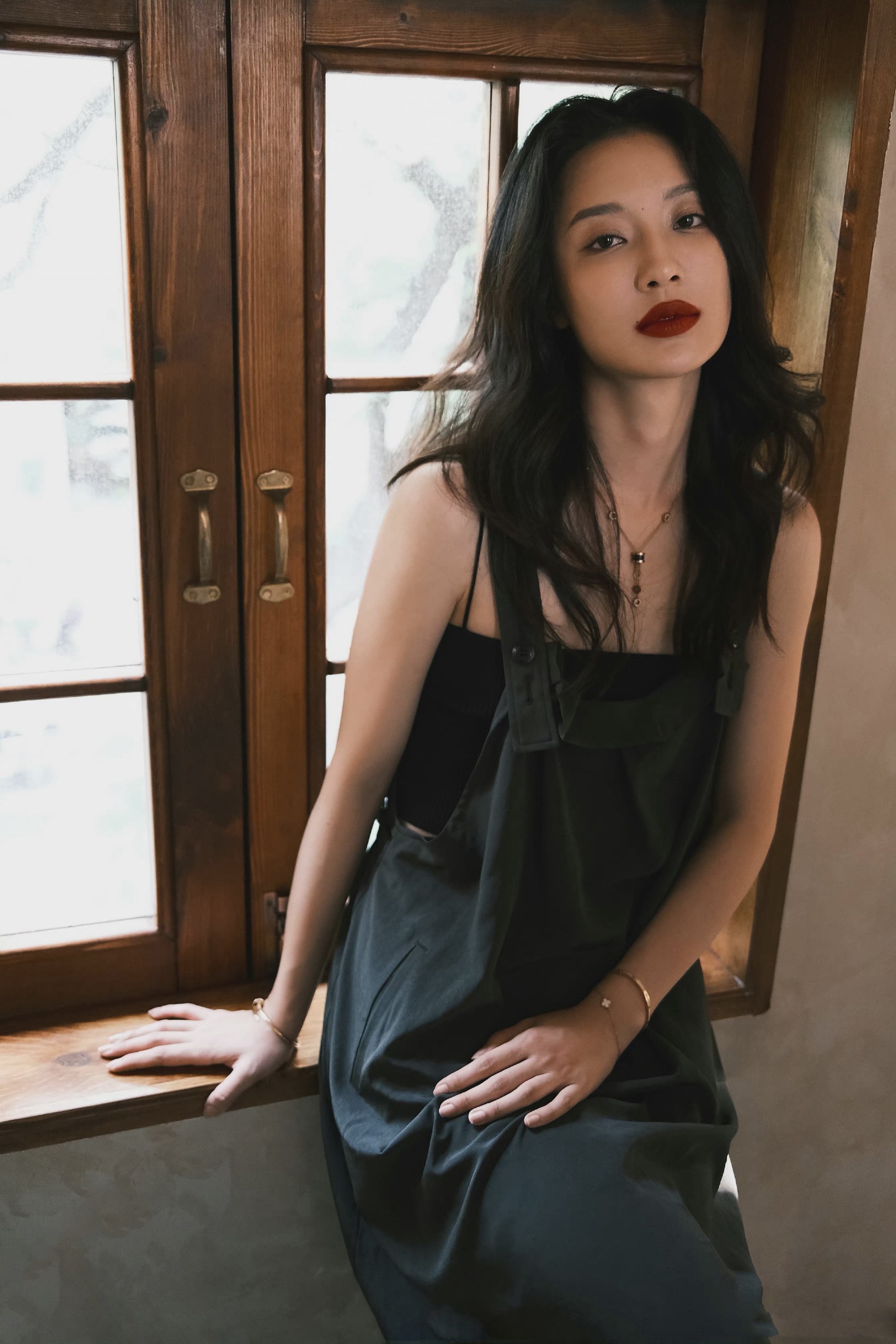 港风美女孙佳雨微博最新写真,复古红唇搭配披肩波浪卷发