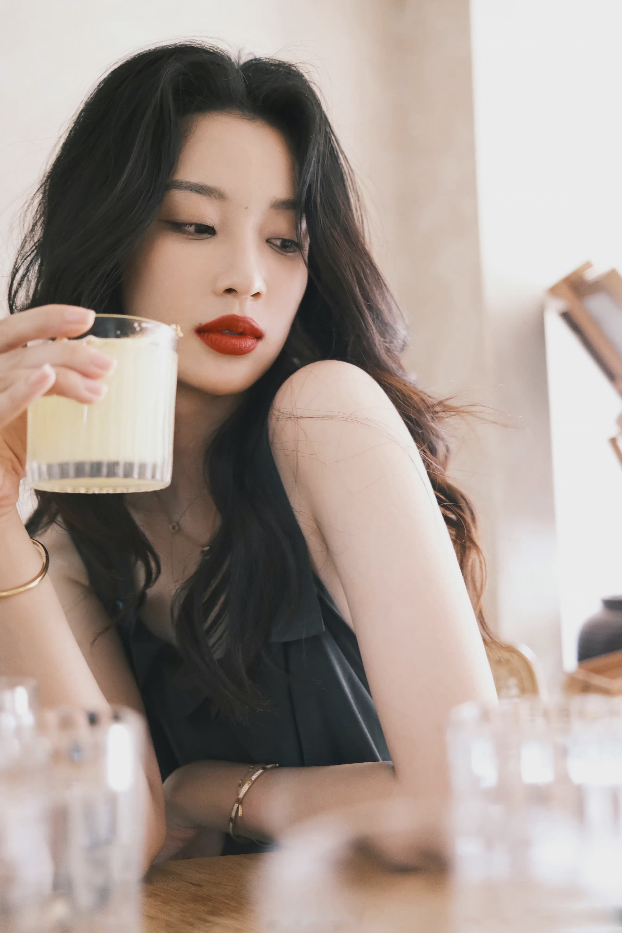 港风美女孙佳雨微博最新写真,复古红唇搭配披肩波浪卷发