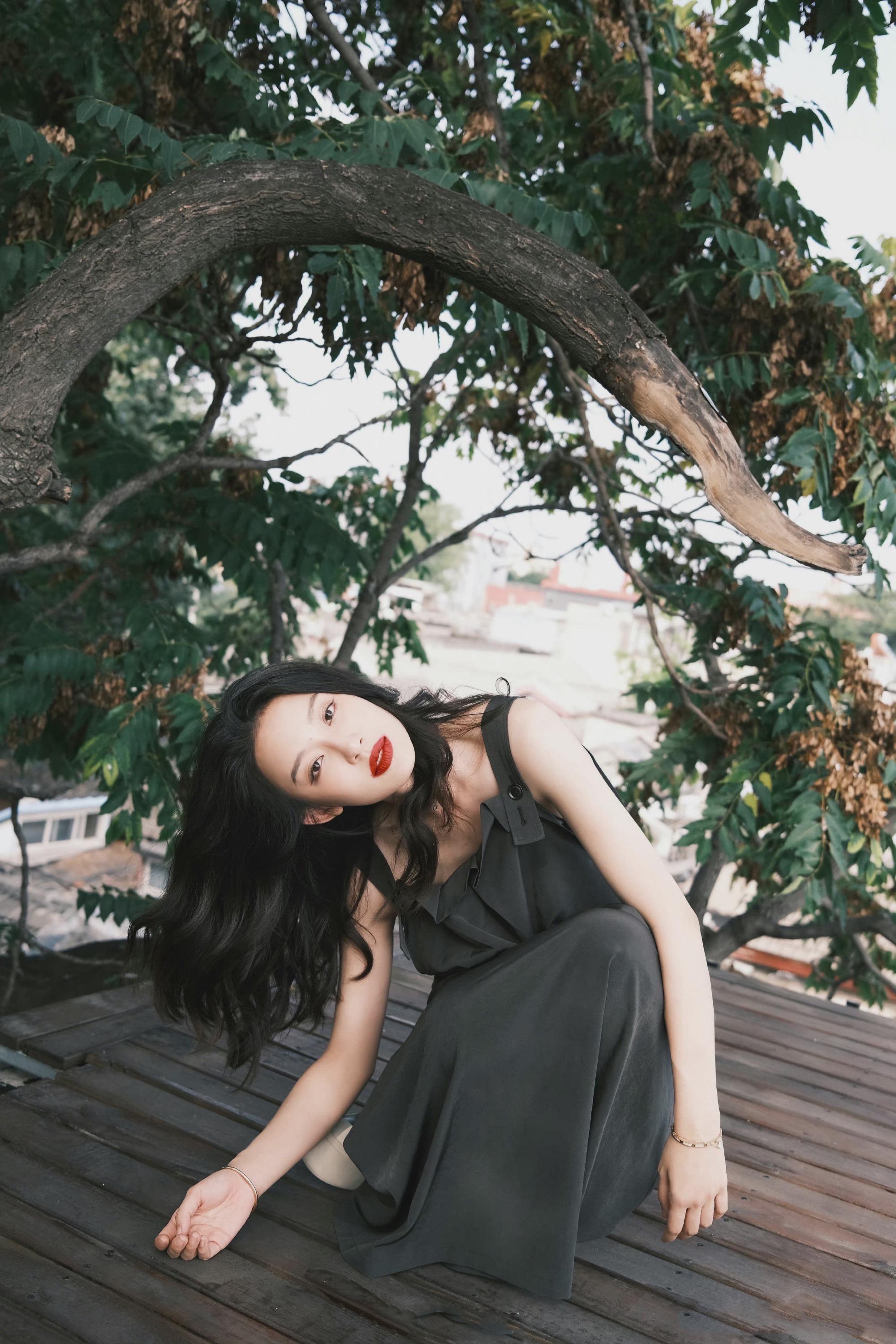 港风美女孙佳雨微博最新写真,复古红唇搭配披肩波浪卷发