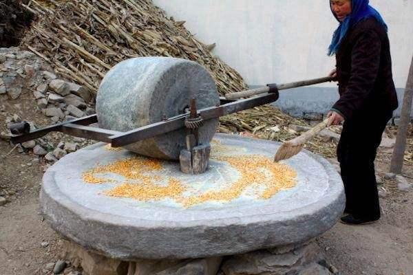 看到村子里的这些石滚石磨石槽眼睛湿润了童年旧时光一去不回