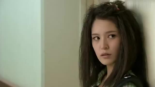 致命追踪警察来医院美女为提醒小伙下一秒的做法绝了
