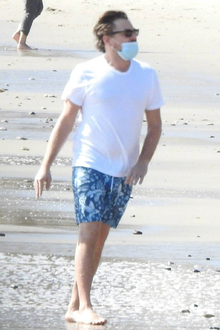 白t蓝短裤心情佳,网友:就差一把水枪了|莱昂纳多|小李子|水枪_新浪