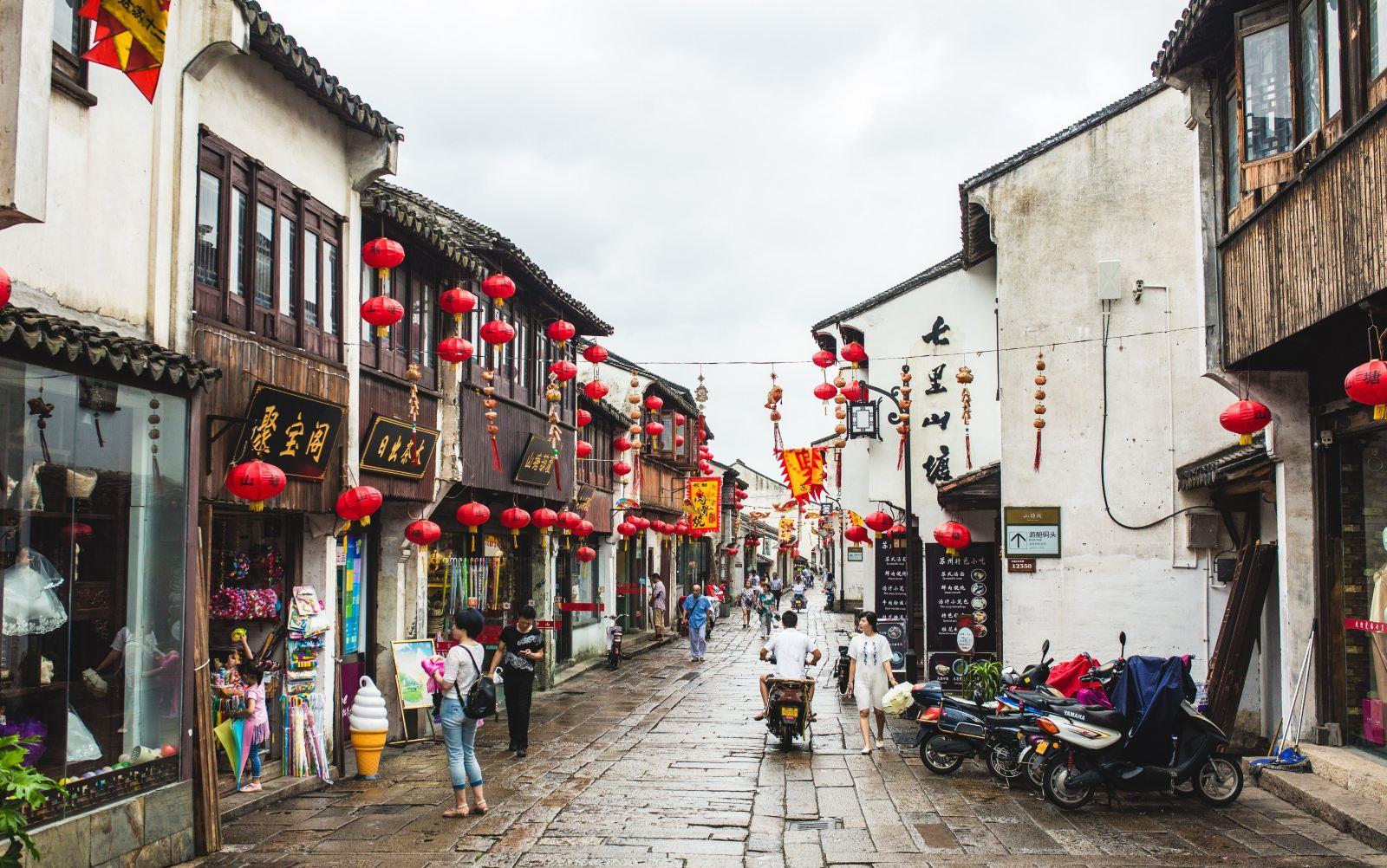 的白堤状如卧龙,隐隐有龙气升起,担心有朝一日这里会有人成为真龙天子