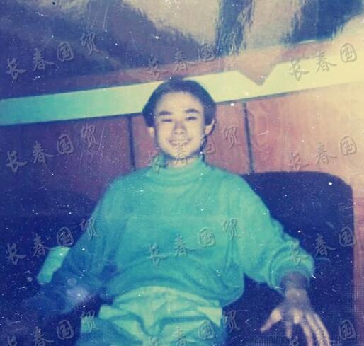 照片中年轻的刀郎五官精致眉清目秀,阳光又帅气,与如今的他简直判若