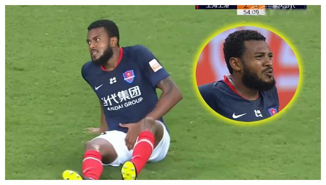 正文       (上图)重庆队外援西里诺捂着裆部且表情痛苦,白挨了这一下