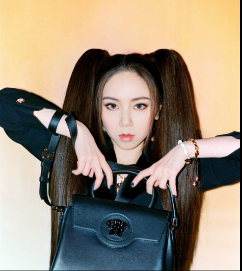 邓紫棋扎双马尾辫活力俏皮,清新可爱.