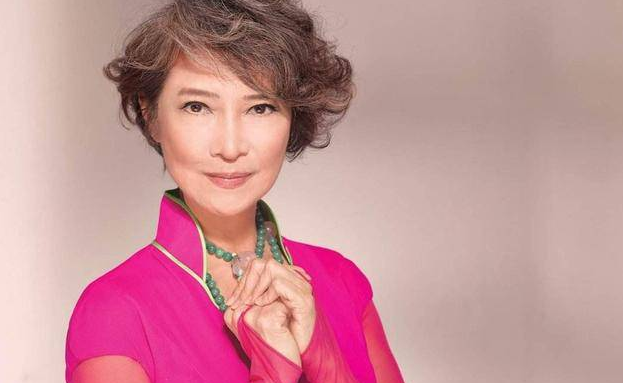 74岁萧芳芳近况曝光头发花白气质高贵二婚后幸福满满