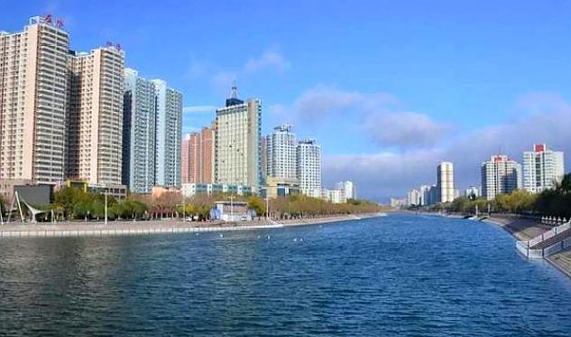 它位于新疆中部,天山南麓,塔里木盆地东北缘,北邻天山支,南接塔克