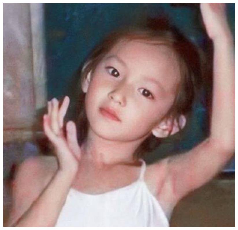 看童年照猜女艺人第一个程潇太容易认出最后的旗袍女孩才厉害
