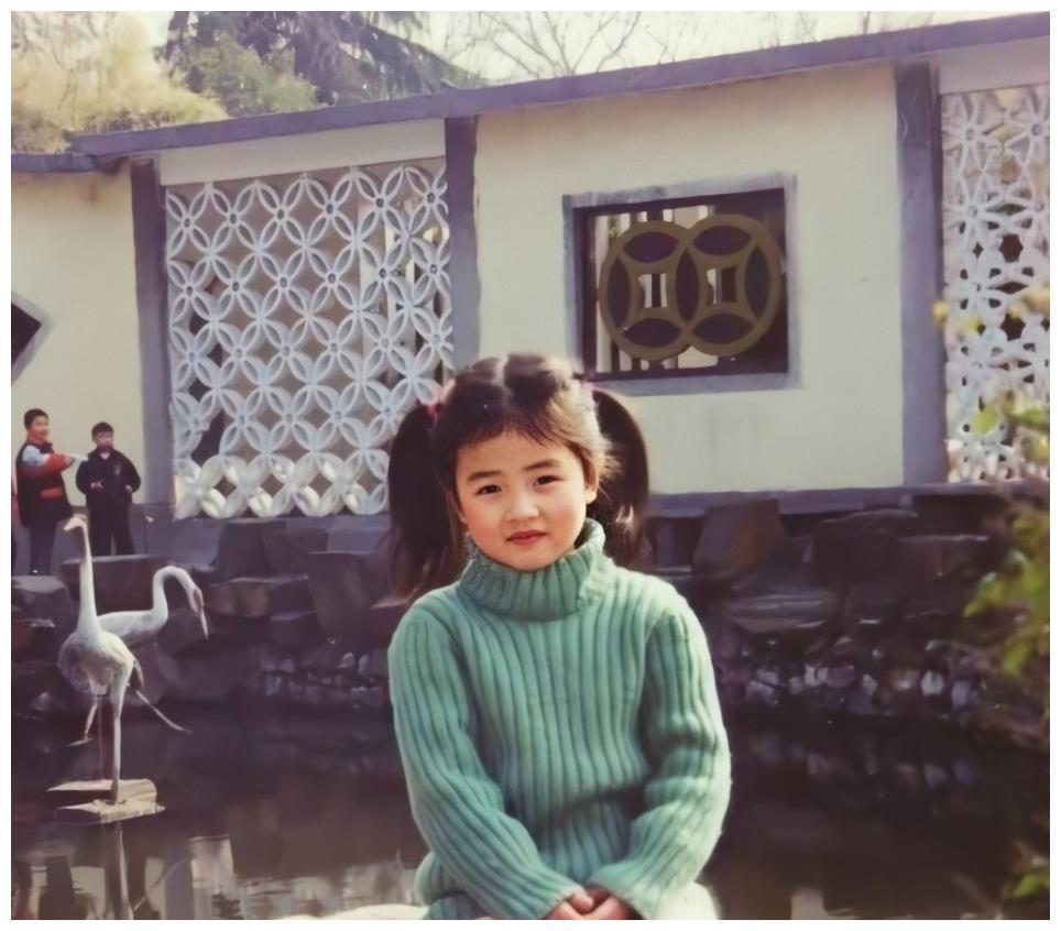 看童年照猜女艺人第一个程潇太容易认出最后的旗袍女孩才厉害