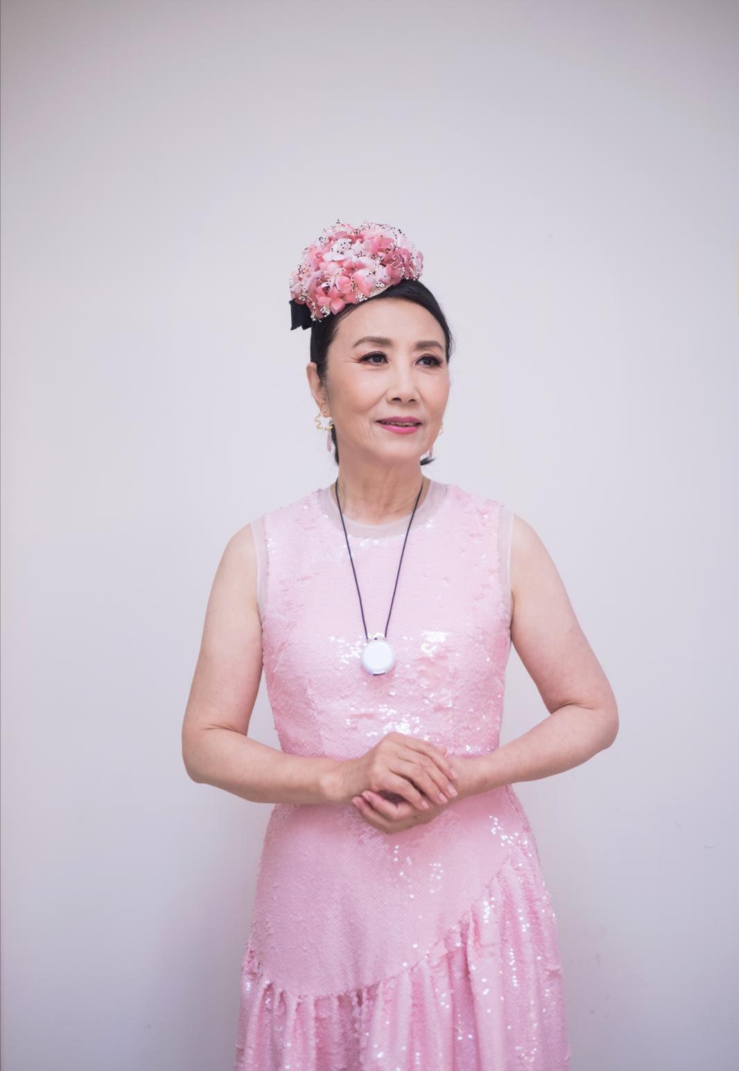 汪明荃真是不服老,73岁还穿粉色连衣裙"装嫩",真的是老来俏
