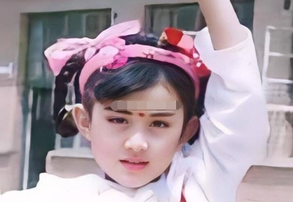 粉丝回赵丽颖小学母校当老师,穿越时空和儿时颖宝见面,晒黑历史