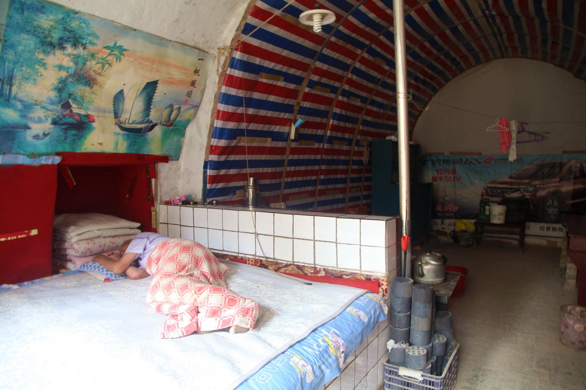 农村60年前的老坑院,暑天抱着火炉吃西瓜睡觉要盖被子,咋回事