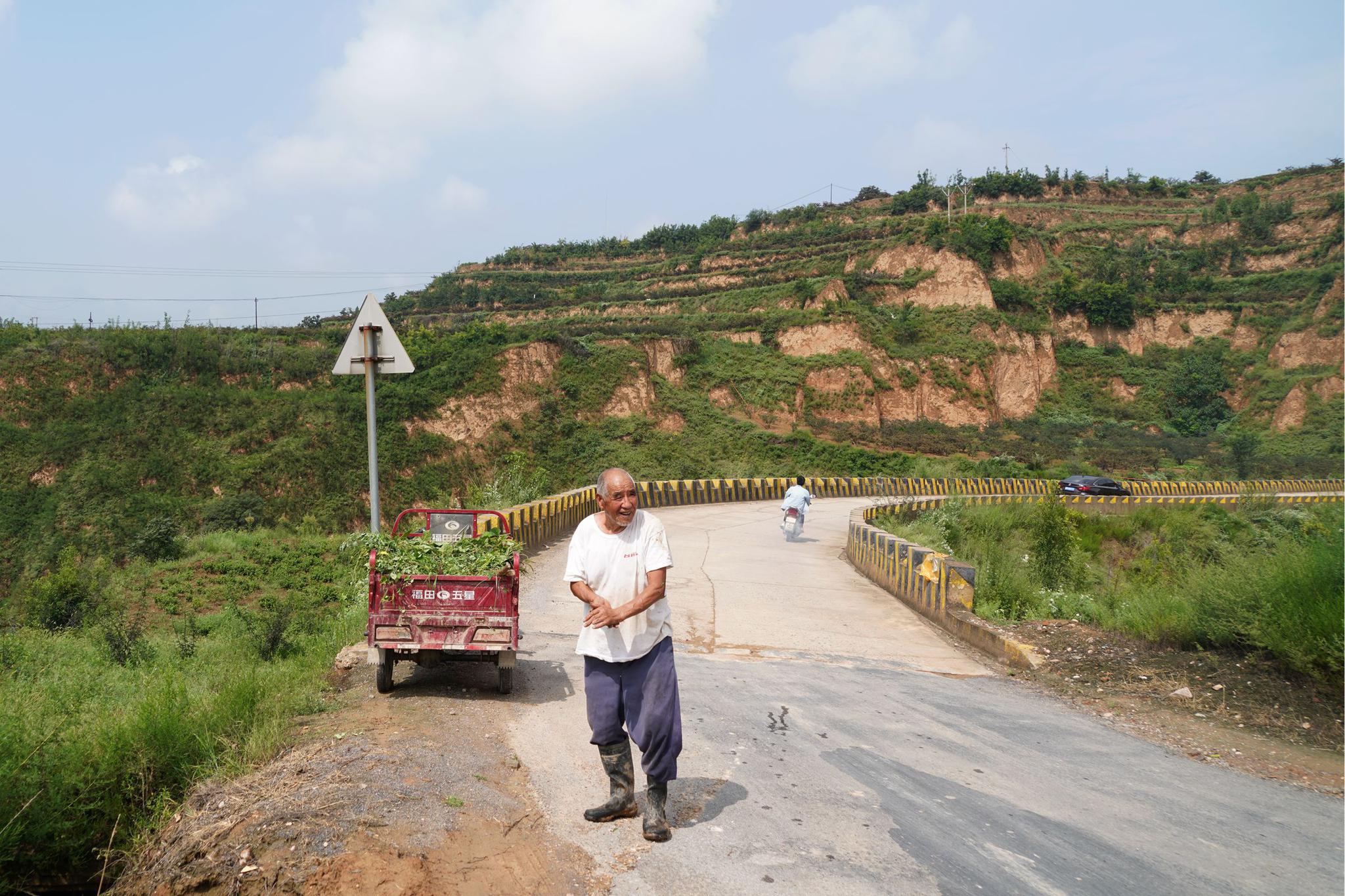 7旬农民大叔足不出村5年成了百万富翁看他做的啥营生