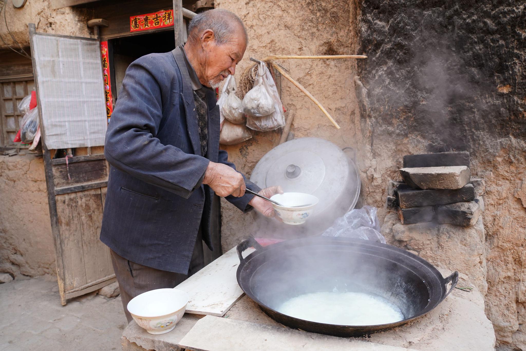 农村7旬老人吃热馒头大米汤,午饭极简,看他们生活成啥样