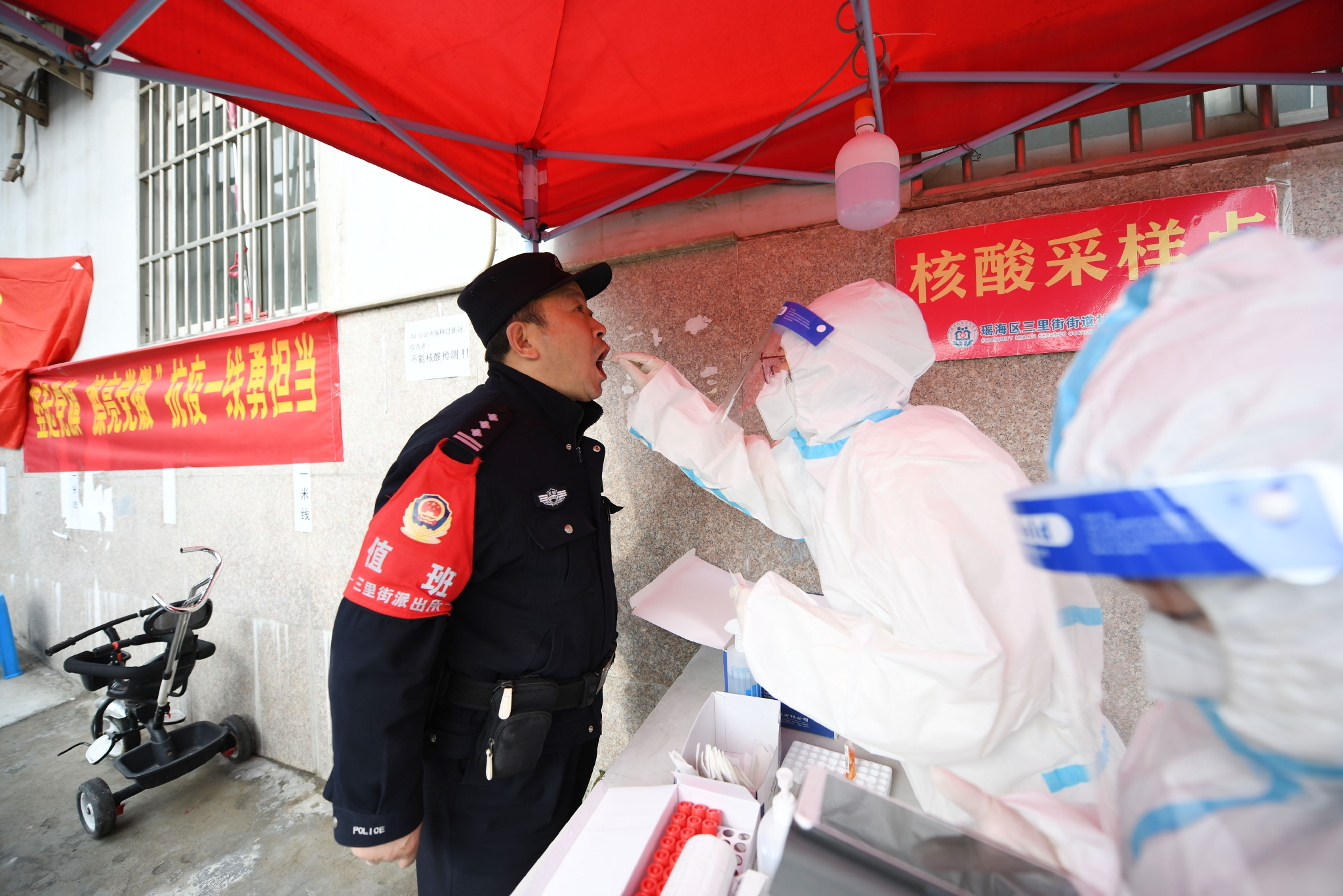 共筑疫情防卫线合肥市党员志愿者助力社区防疫