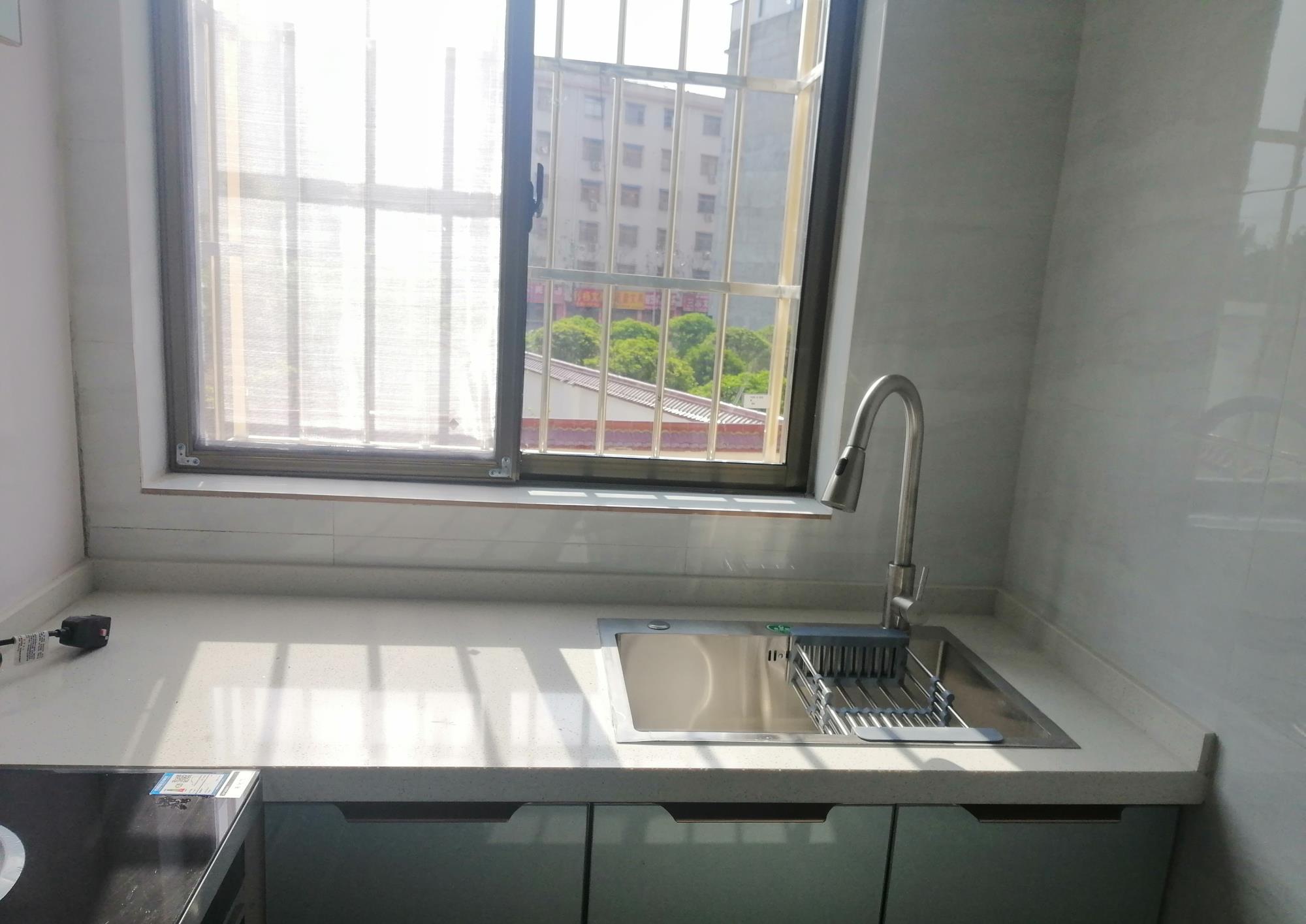 她家厨房地方虽小,装修后同事们都羡慕啦!