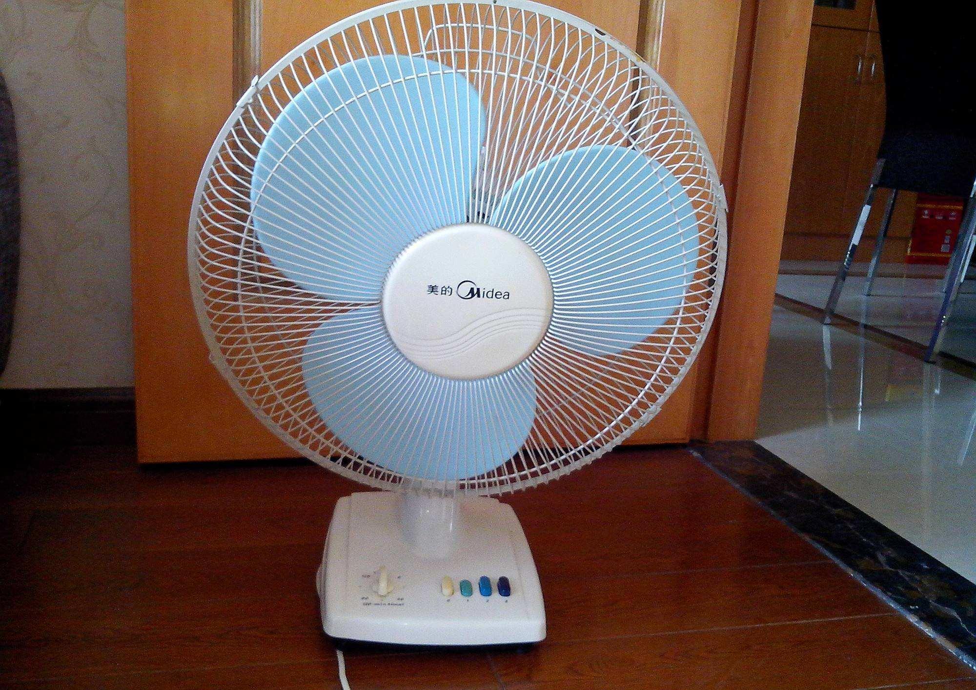 夏天想让电风扇“凉爽”，教你一妙招，风扇吹了凉爽又驱蚊__财经头条