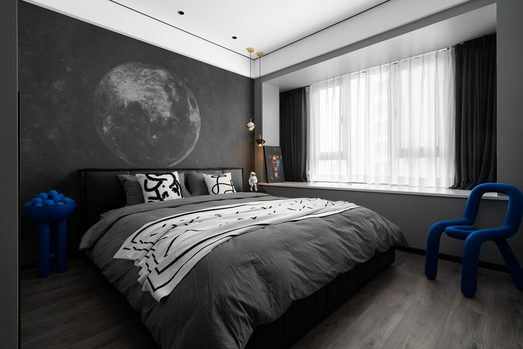 80㎡现代写意高级黑白灰与优雅蓝搭出个性十足的空间