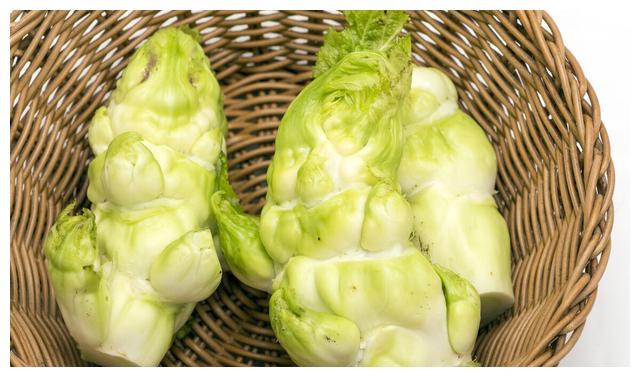 它是冬季常见的蔬菜吃起来细嫩可口一般情况下不要生吃