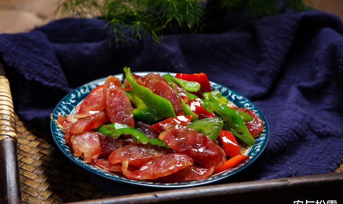 农家炒腊肠,香辣入味超下饭,做法简单的家常菜,配酒超有幸福感|腊肠