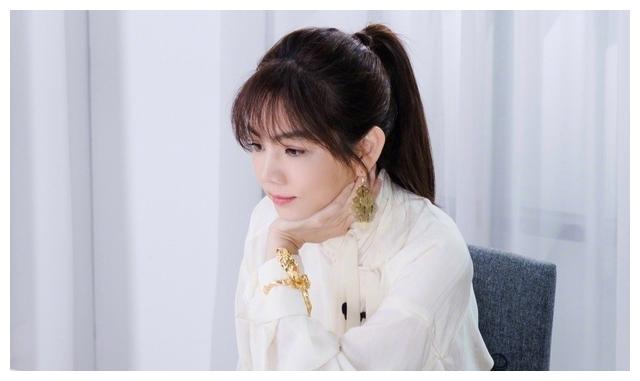 知心大姐姐!ella晒近照,白衬衫配高马尾优雅又俏皮