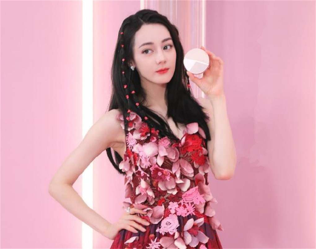 另一场直播是迪丽热巴为某大众彩妆品牌直播.