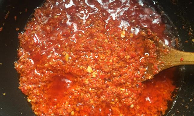 自制蒜蓉辣酱，爱吃辣的多做点，又香又辣，吃饭吃面炒菜都能用！休闲区蓝鸢梦想 - Www.slyday.coM