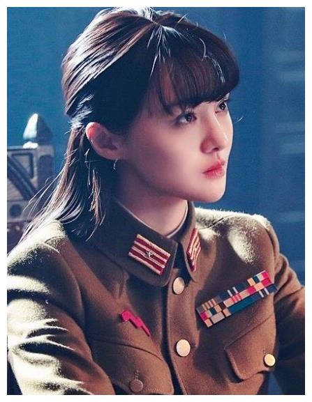 本以为郑爽太瘦撑不起军装?