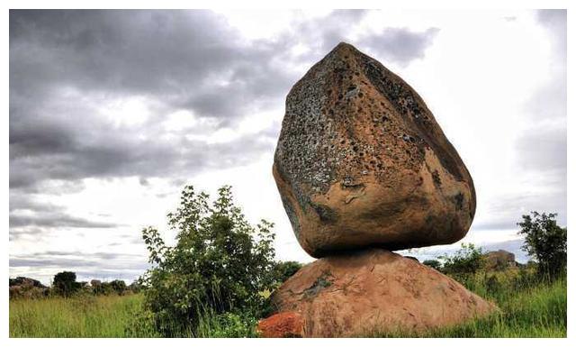 世界上最神奇的两个"平衡石"景点,一个在沙漠中,一个在海边