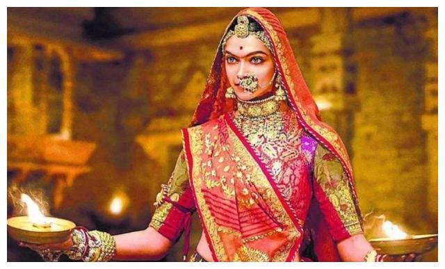 《帕德玛瓦蒂王后》:宝莱坞最贵的电影背后,是残酷又悲壮的习俗