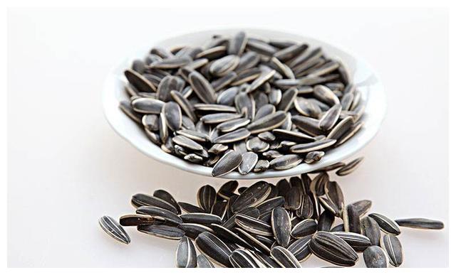 一把瓜子等于6碗米饭 还损害肝脏 提醒 这2种瓜子真的不要吃 财经头条