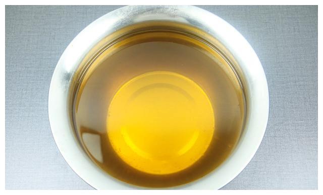 饭店炒菜为啥放明油明油是啥看大厨详细解答难怪炒啥菜都香