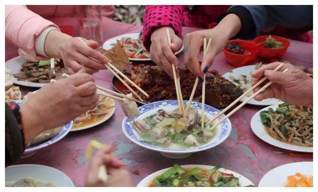 在农村吃大席,饭桌上的这几幕真让人受不了,我是饿着肚子回家的