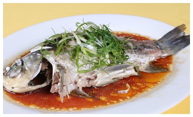 鲫鱼鲜香美味很是营养,清蒸煲汤才是最美吃法,鲜嫩可口