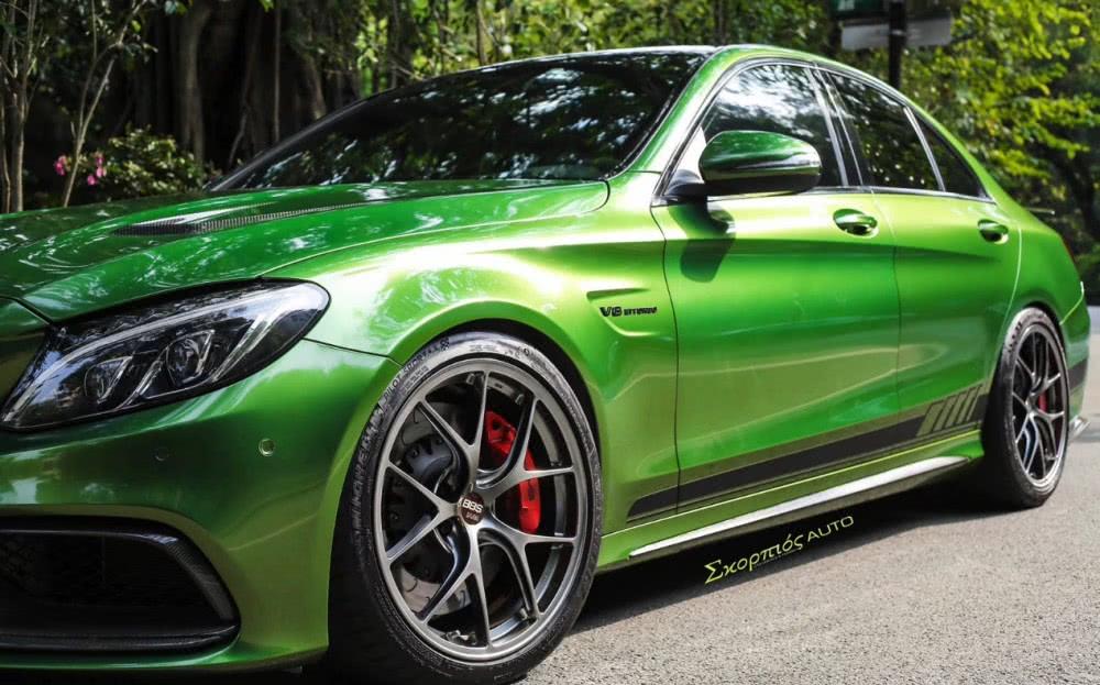 它操控出色却不粗鲁莽撞奔驰amgc63改色曼巴绿