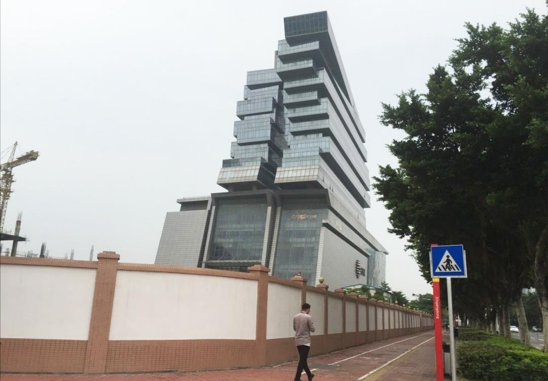 广州最丑建筑下面像棺材上面像金条是寓意升官发财