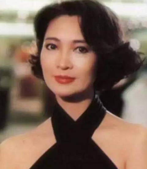 74岁萧芳芳近况曝光头发花白气质高贵二婚后幸福满满