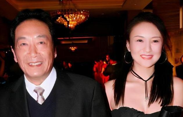国家一级演员王奎荣,离婚后娶小37岁妻子,老来得女羡煞旁人