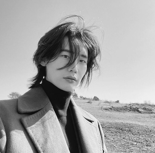 李钟硕发黑白自拍照 长发飘飘文艺感十足