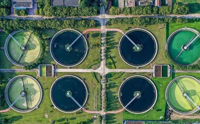 深秋郑州水处理厂景色美绿植环绕圆形水池航拍俯瞰像颜料盘
