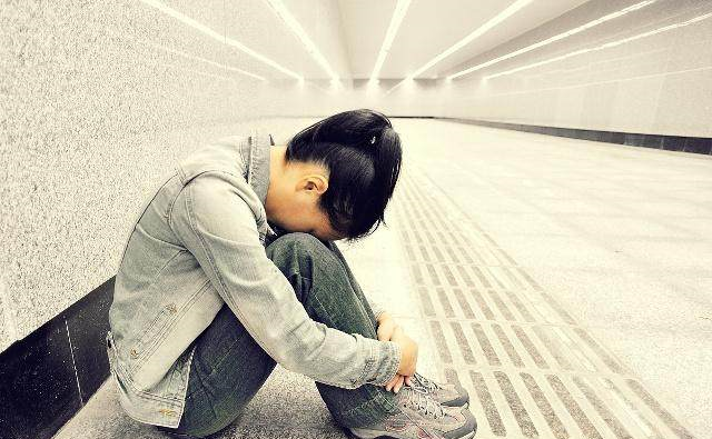 为什么火车站附近总有一些年轻女孩跪地“要钱”，你遇到过吗？休闲区蓝鸢梦想 - Www.slyday.coM