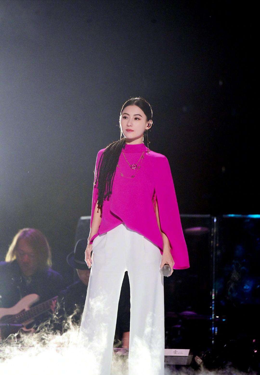 张柏芝浪姐造型太惊艳,脏辫发型时髦又吸睛,40岁状态看呆众人