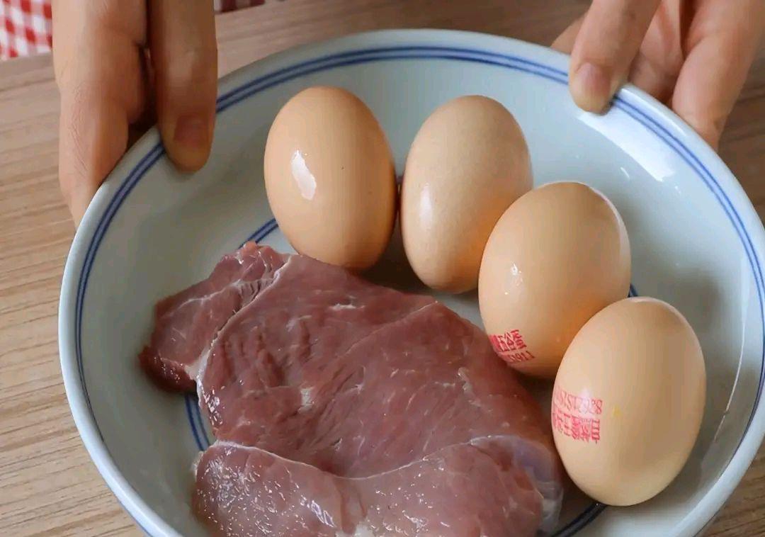 一块猪肉四个鸡蛋做出的美食 以前你绝对没吃过 太好吃了