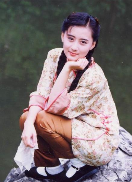 只是当时的陈德容正忙于拍电影无奈错过了小燕子这个角色,而成就了