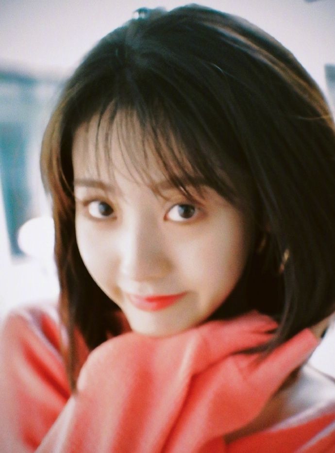 邢菲穿珊瑚橘开衫搭高腰仔裤,配以白净橙妆,休闲俏皮的鲜桔女孩