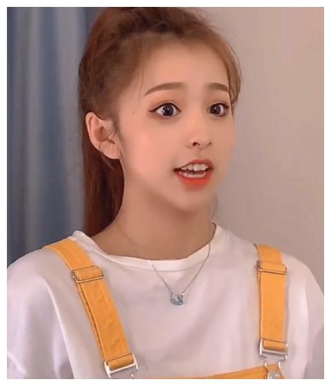 刘思瑶被瘦脸特效打脸?看到她手上弯曲的筷子,一目了然