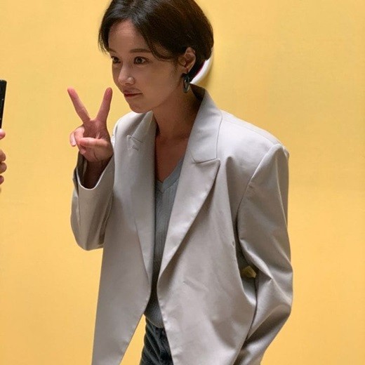 韩国女艺人黄正音sns发照秀出众美貌