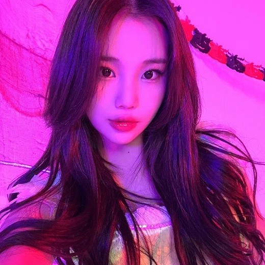 momoland成员jooe发照尖脸厚唇大眼闪闪